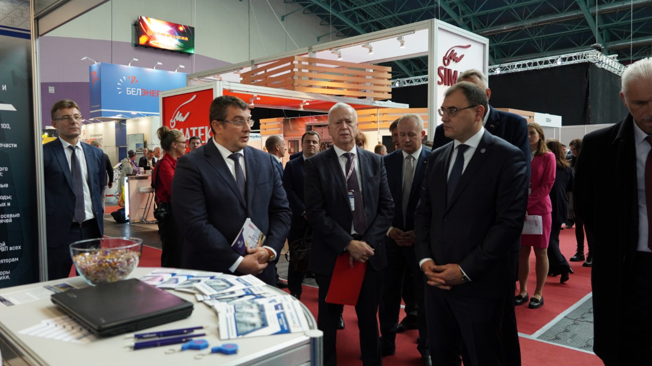 Министр энергетики Республики Беларусь посетил выставочный стенд филиала «Белоозерскэнергоремонт»